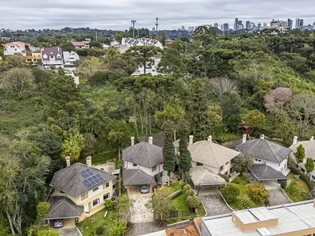 Casa com 735m² 4 quartos e 2 banheiros, à venda, no bairro Campo Comprido em Curitiba