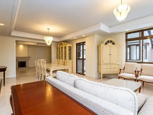 Casa com 735m² 4 quartos e 2 banheiros, à venda, no bairro Campo Comprido em Curitiba