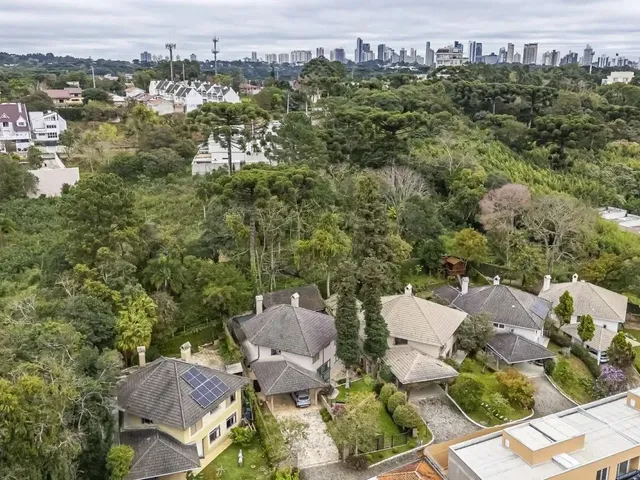 Casa com 735m² 4 quartos e 2 banheiros, à venda, no bairro Campo Comprido em Curitiba