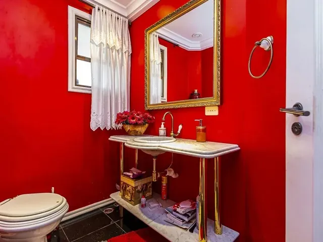 Casa com 735m² 4 quartos e 2 banheiros, à venda, no bairro Campo Comprido em Curitiba