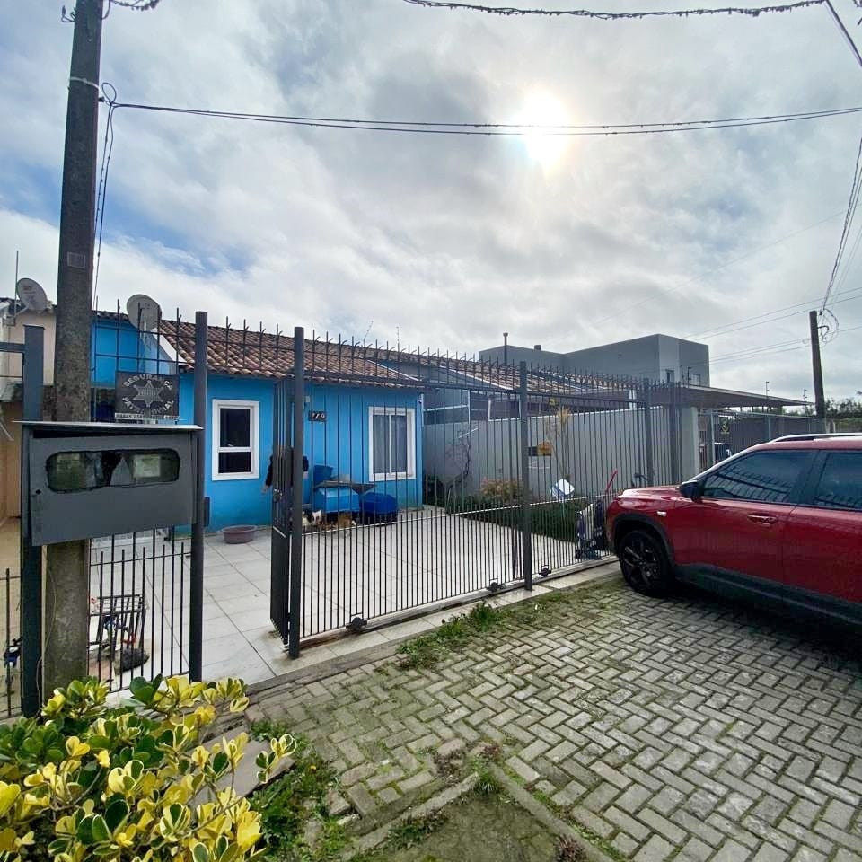 Casa 70m², Novo Umuharama, Pelotas. 3 dormitórios, 2 banheiro, sala de estar/jantar, cozinha, lavanderia, 2 vagas. Piscina, churrasqueira.