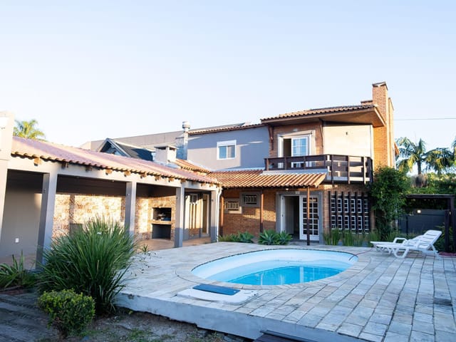 Foto do Casa - Casa à venda no Colina Verde, Pelotas, RS. 295 m², 4 dorms, 1 suíte, 4 vagas, piscina, lareira, churrasqueira, sacada. Pátio amplo! | UP Imóveis
