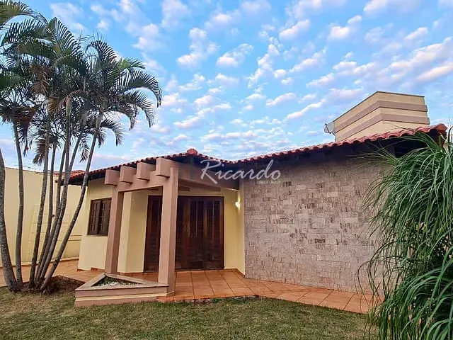Casa com 600m² 3 quartos e 3 banheiros, à venda, no bairro Vila São João em Arapongas