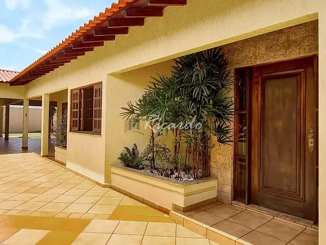 Casa com 600m² 3 quartos e 3 banheiros, à venda, no bairro Vila São João em Arapongas
