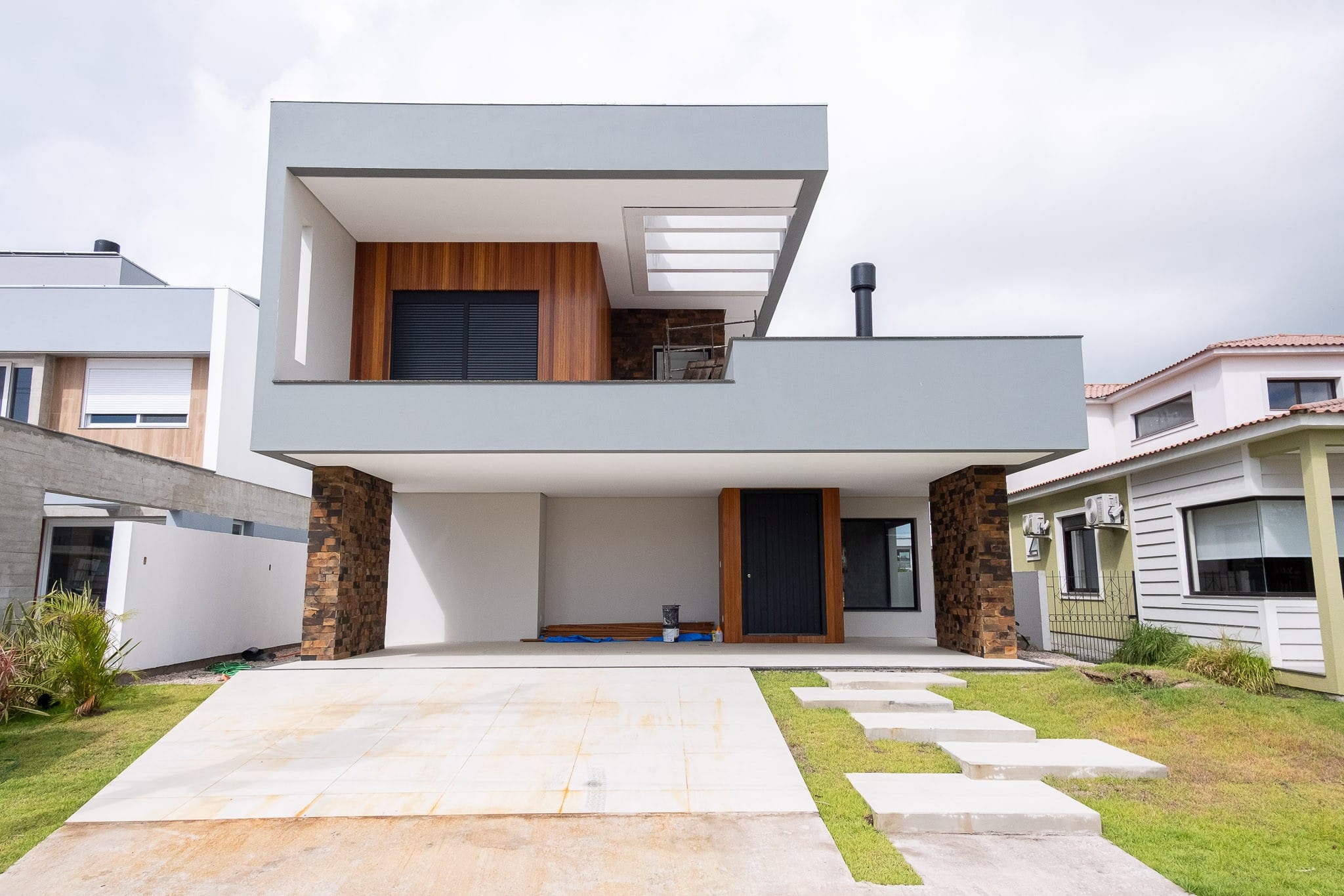 Casa Alto Padrão 3 Suítes c/ Lareira & Gourmet – 377 m² | 2 Vagas | Condomínio Clube, Laranjal, Pelotas/RS
