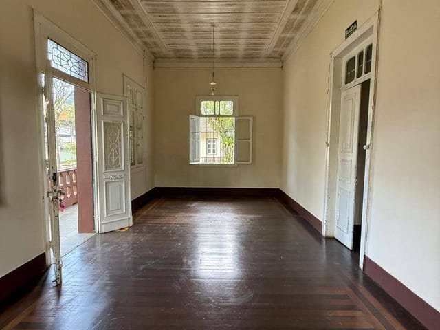 Casa com 350m² 4 quartos e 2 banheiros, para alugar, no bairro Alto da Serra em Petrópolis