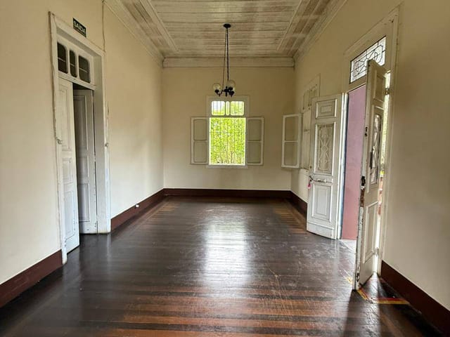 Casa com 350m² 4 quartos e 2 banheiros, para alugar, no bairro Alto da Serra em Petrópolis