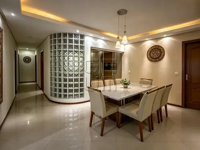 Casa com 320m² 4 quartos e 3 banheiros, à venda, no bairro Champagnat em Londrina