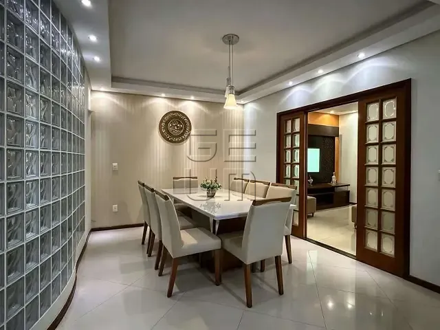 Casa com 320m² 4 quartos e 3 banheiros, à venda, no bairro Champagnat em Londrina