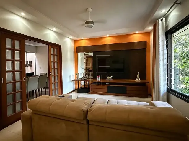 Casa com 320m² 4 quartos e 3 banheiros, à venda, no bairro Champagnat em Londrina