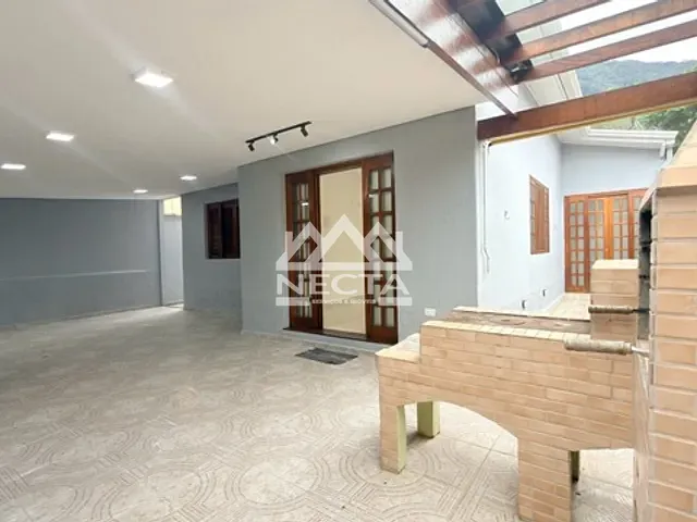 Casa com 250m² 4 quartos e 3 banheiros, à venda, no bairro Sumaré em Caraguatatuba