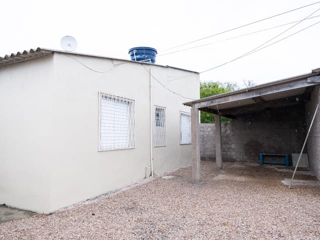 Casa 2 quartos e 1 banheiro, para alugar, no bairro Três Vendas em Pelotas