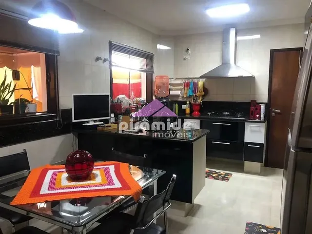 Casa com 360m² 3 quartos e 5 banheiros, à venda, no bairro Vila Branca em Jacareí
