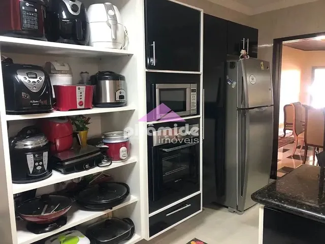 Casa com 360m² 3 quartos e 5 banheiros, à venda, no bairro Vila Branca em Jacareí