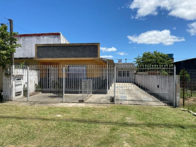 Casa com 300m² 2 quartos e 2 banheiros, à venda, no bairro Santa Terezinha em Pelotas