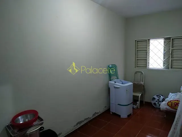 Casa com 250m² 3 quartos e 2 banheiros, à venda, no bairro Conjunto Habitacional Terra dos Ipês II (Fase II) em Pindamonhangaba