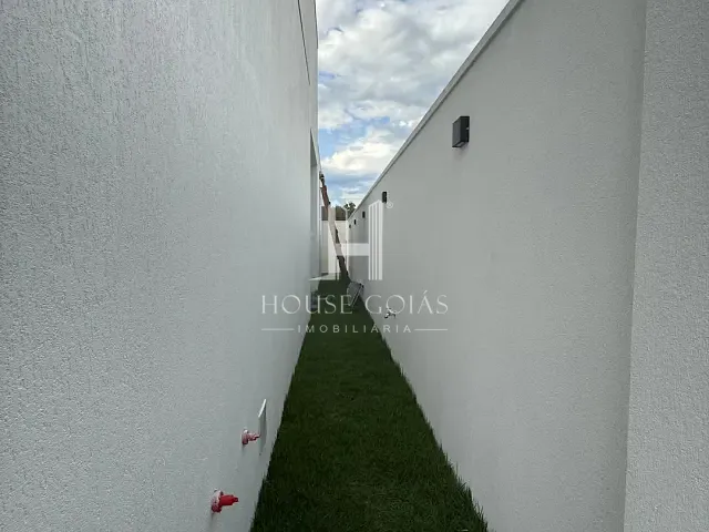 Casa 3 quartos e 4 banheiros, à venda, no bairro Jardins Barcelona em Senador Canedo