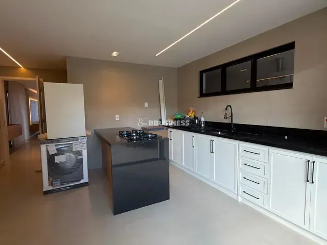 Casa 3 quartos e 4 banheiros, à venda ou para alugar, no bairro Vargem Pequena em Rio de Janeiro
