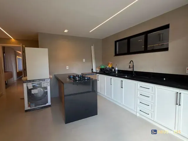 Casa 3 quartos e 4 banheiros, à venda ou para alugar, no bairro Vargem Pequena em Rio de Janeiro
