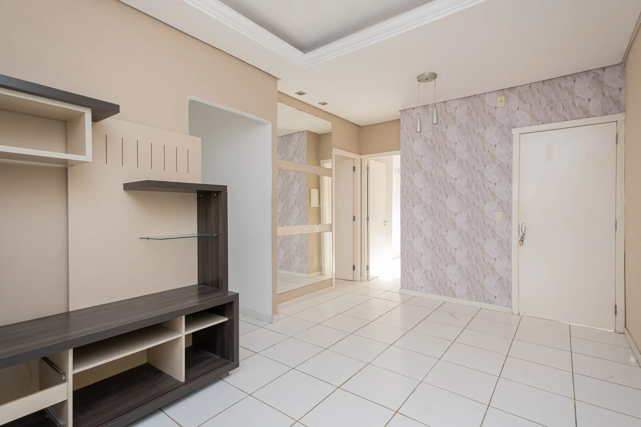Casa à venda e locação nas Três Vendas com 2 suítes, churrasqueira, armários, piso cerâmico, lareira e lazer completo no condomínio. Segurança 24h.