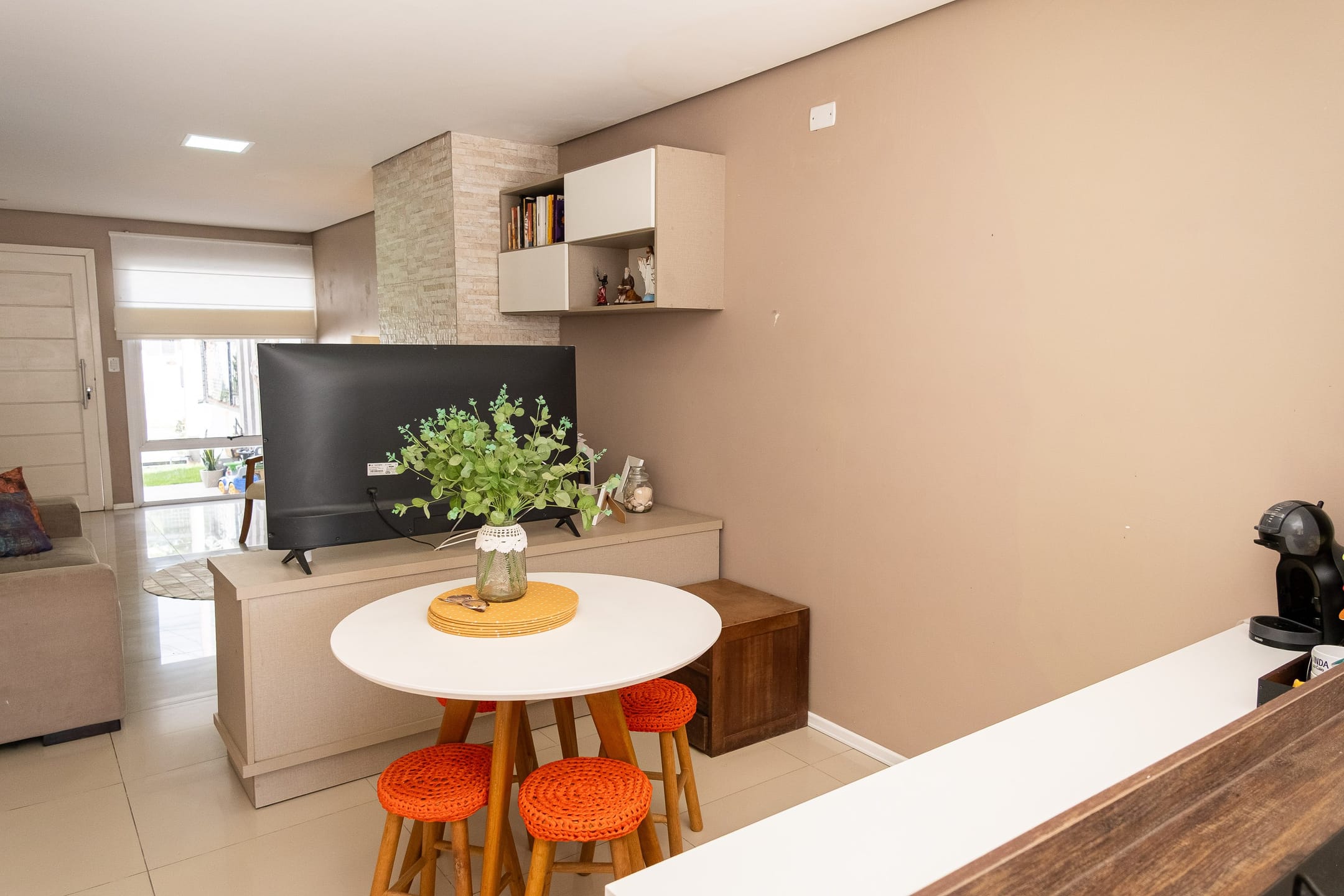 Casa no Amarilis, Laranjal: 2 dormitórios (1 suíte), piscina, lareira, churrasqueira, ar-condicionado e vaga. Conforto e lazer em 92m² bem distribuídos!