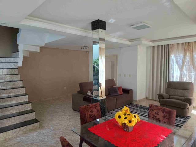 Casa com 300m² 5 quartos e 4 banheiros, à venda, no bairro Centro em Pelotas