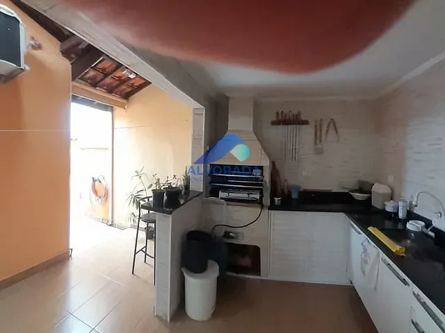 Casa com 300m² 3 quartos e 2 banheiros, à venda ou para alugar, no bairro Jardim Portugal em São José dos Campos