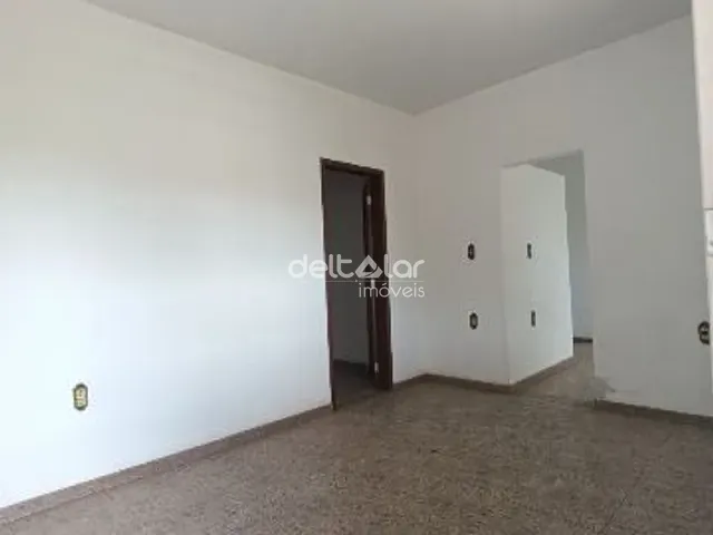 Casa com 360m² 2 quartos e 2 banheiros, à venda, no bairro Planalto em Belo Horizonte