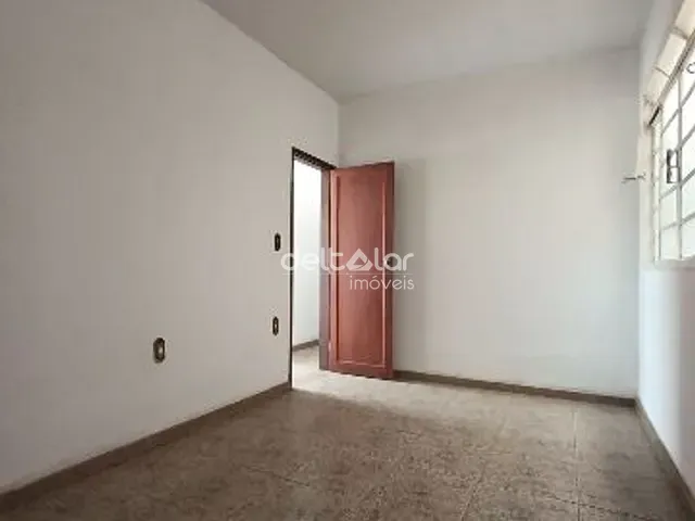 Casa com 360m² 2 quartos e 2 banheiros, à venda, no bairro Planalto em Belo Horizonte