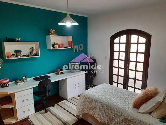 Casa com 250m² 3 quartos e 3 banheiros, à venda, no bairro Vila Antônio Augusto Luiz em Caçapava