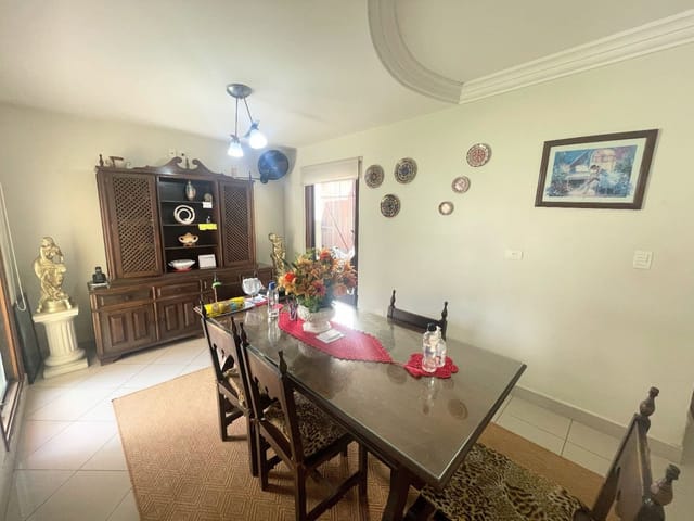 Casa com 360m² 3 quartos e 4 banheiros, à venda, no bairro Jardim das Colinas em São José dos Campos