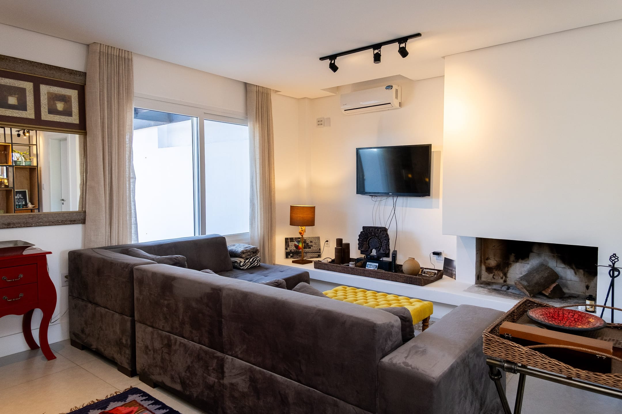 Casa impecável com 3 dormitórios, 2 vagas, móveis planejados, lareira, espaço gourmet, churrasqueira. Conforto e estilo no Las Acácias. Agende sua visita!