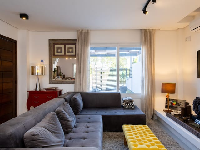 Casa com 240m² 3 quartos e 3 banheiros, à venda, no bairro Las Acácias em Pelotas