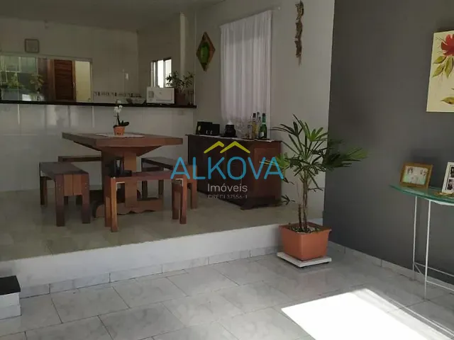Casa com 300m² 4 quartos e 3 banheiros, à venda, no bairro Parque Industrial em São José dos Campos