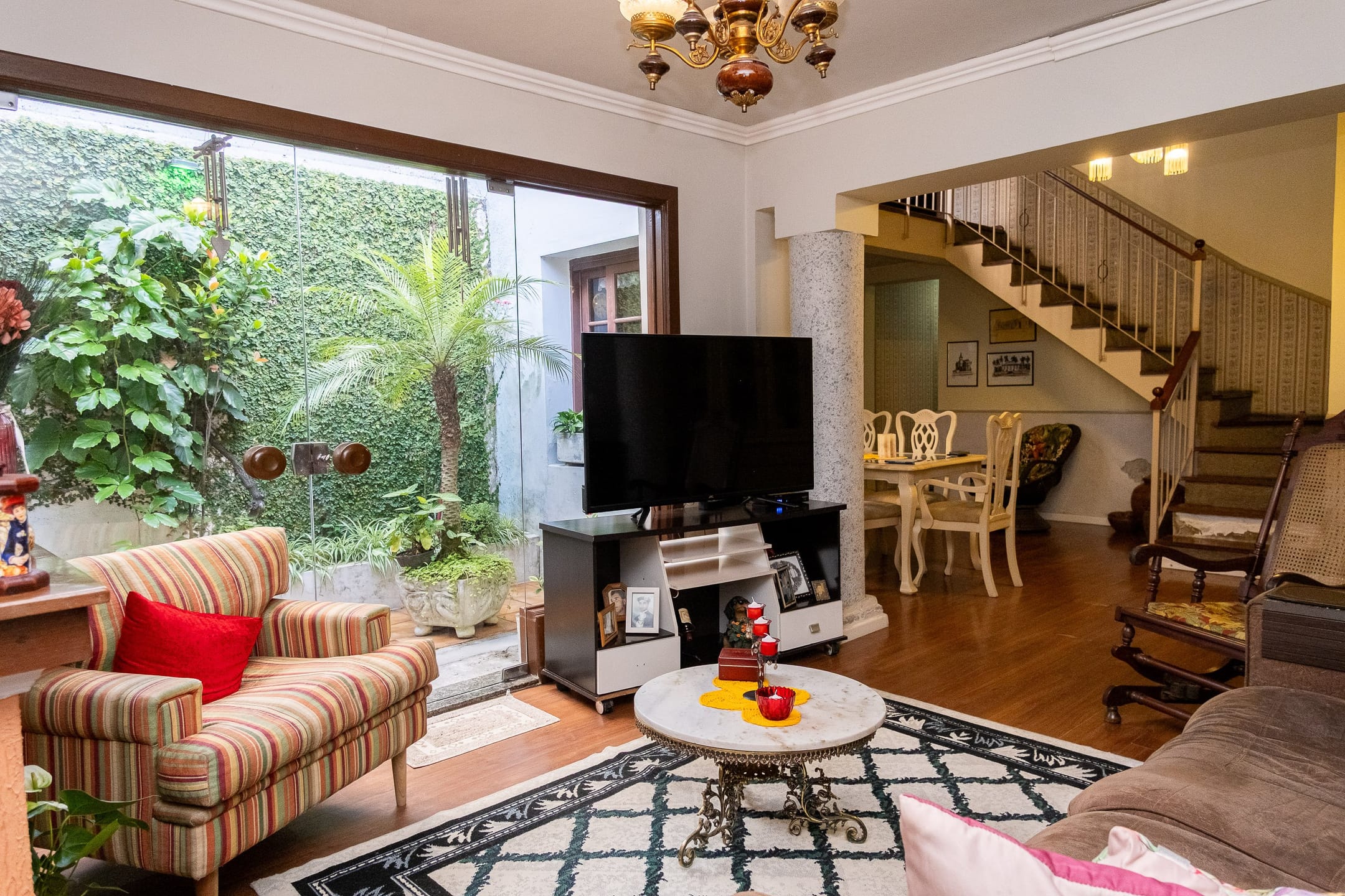 Casa no Centro com 264 m², 3 quartos (1 suíte), lareira, jardim de inverno, piscina e churrasqueira. 2 vagas de garagem e ótima estrutura!