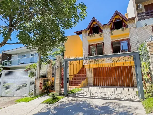 Casa 3 quartos e 3 banheiros, à venda, no bairro Chácara das Pedras em Porto Alegre