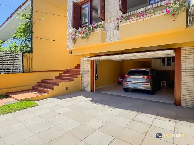 Casa 3 quartos e 3 banheiros, à venda, no bairro Chácara das Pedras em Porto Alegre