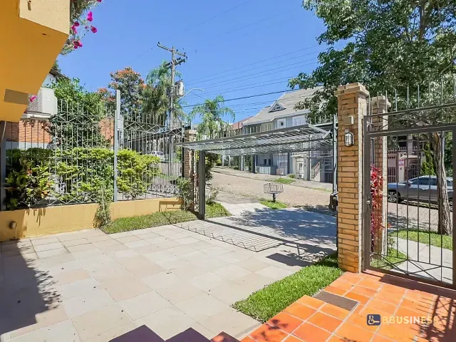 Casa 3 quartos e 3 banheiros, à venda, no bairro Chácara das Pedras em Porto Alegre