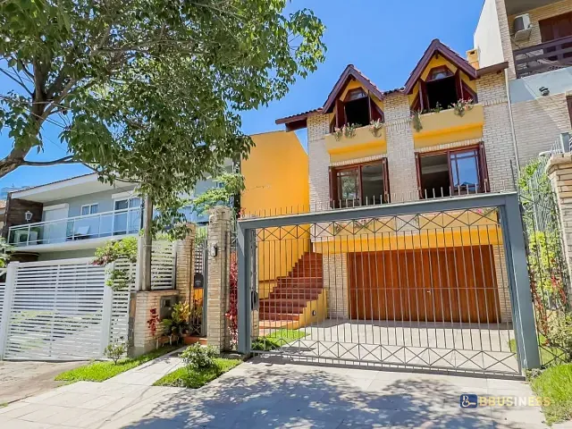 Casa 3 quartos e 3 banheiros, à venda, no bairro Chácara das Pedras em Porto Alegre