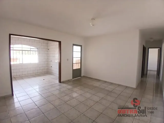 Casa 2 quartos e 1 banheiro, para alugar, no bairro Pinheirinho em Curitiba