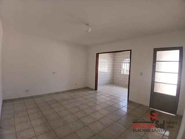 Casa 2 quartos e 1 banheiro, para alugar, no bairro Pinheirinho em Curitiba