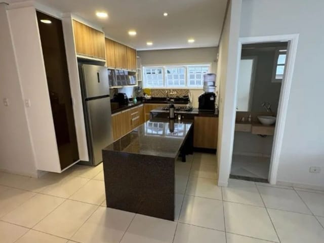 Casa com 450m² 4 quartos e 4 banheiros, à venda, no bairro Conjunto Residencial Esplanada do Sol em São José dos Campos