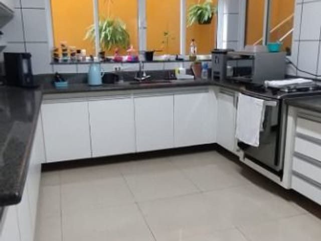 Casa com 311m² 4 quartos e 1 banheiro, à venda, no bairro Vila Silviânia em Carapicuíba