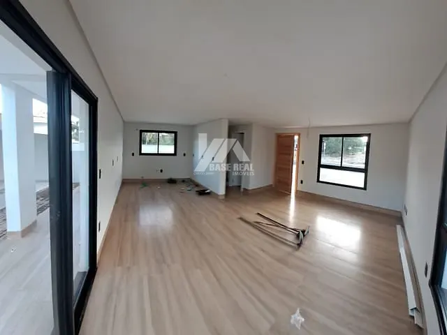 Casa 3 quartos e 6 banheiros, à venda, no bairro Jardim Carvalho em Ponta Grossa