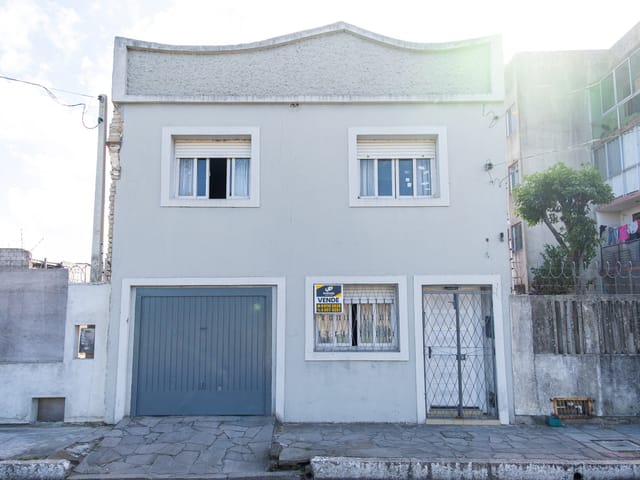 Casa com 300m² 5 quartos e 2 banheiros, à venda, no bairro Centro em Pelotas