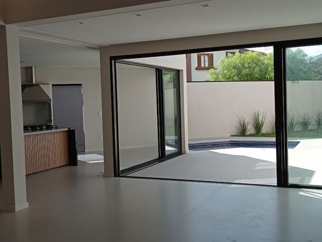 Casa com 300m² 4 quartos e 3 banheiros, à venda ou para alugar, no bairro Caminho Novo em Tremembé