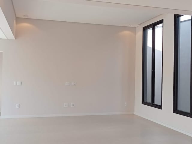 Casa com 300m² 4 quartos e 3 banheiros, à venda ou para alugar, no bairro Caminho Novo em Tremembé