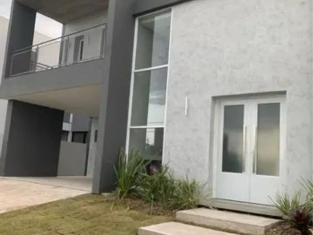 Casa com 320m² 4 quartos e 3 banheiros, à venda ou para alugar, no bairro Laranjal em Pelotas
