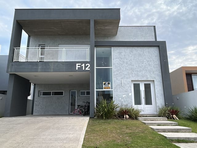 Casa com 320m² 4 quartos e 3 banheiros, à venda ou para alugar, no bairro Laranjal em Pelotas