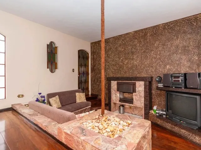 Casa com 460m² 3 quartos e 2 banheiros, à venda, no bairro Portão em Curitiba